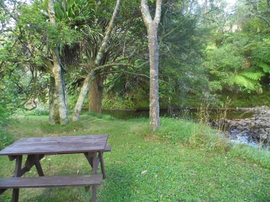 Warm Earth Cottages Aongatete Екстериор снимка